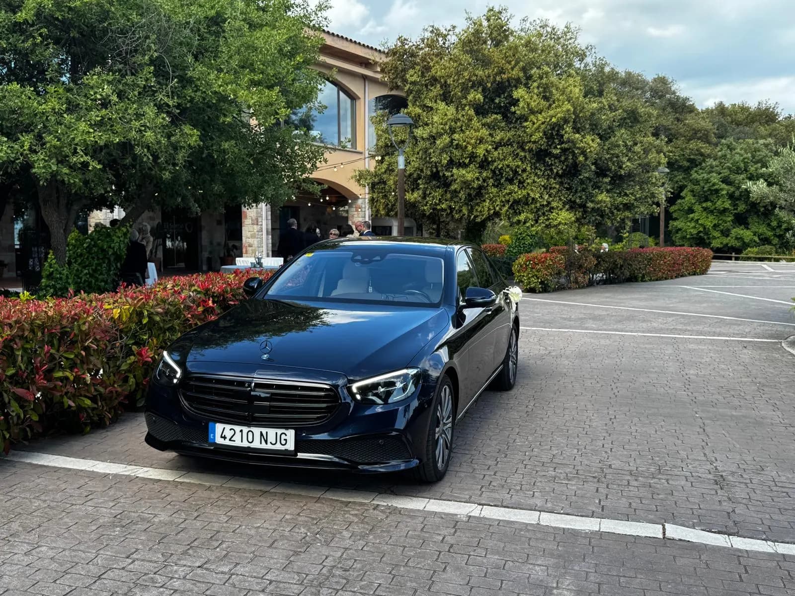 Mercedes Clase E de AurelTransfers en una finca cerca de Barcelona