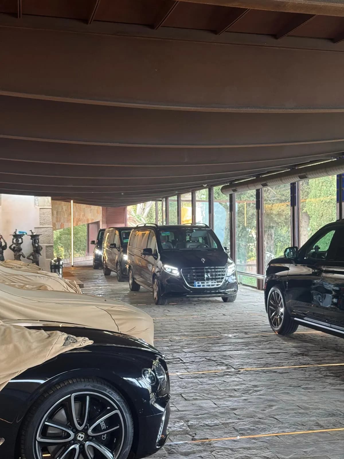 Mercedes Clase V de AurelTransfers en la entrada de un hotel de lujo